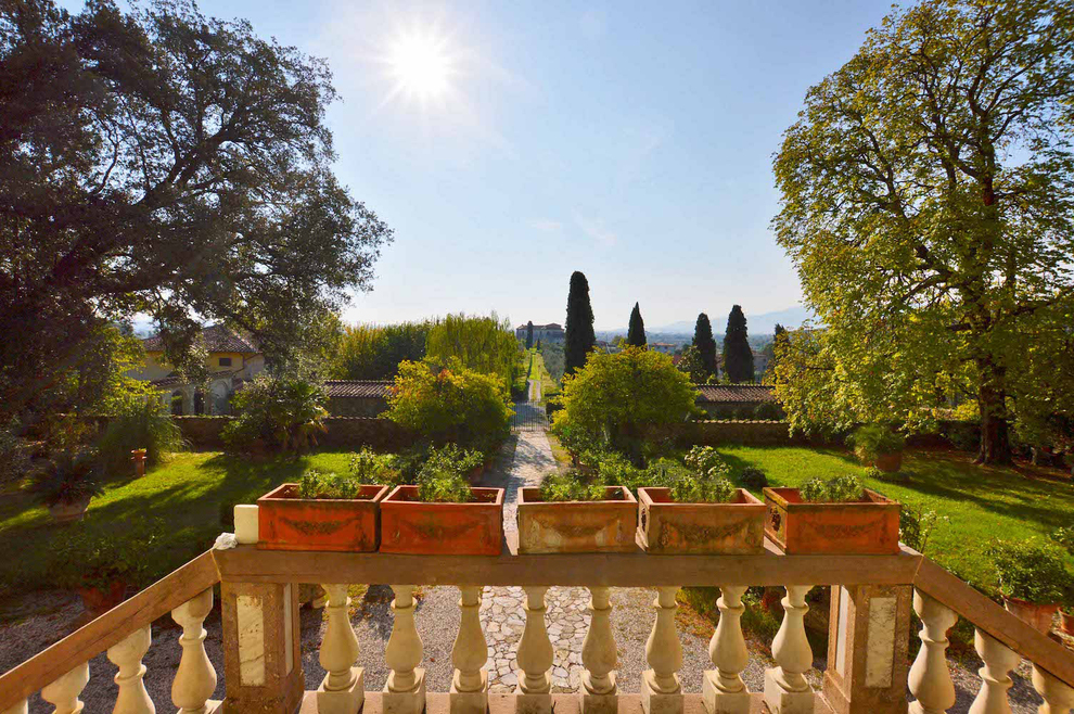 Лукка и ее холмы с престижными виллами и фермами на продажу, любимое направление для инвесторов, которые покупают дом в Тоскане