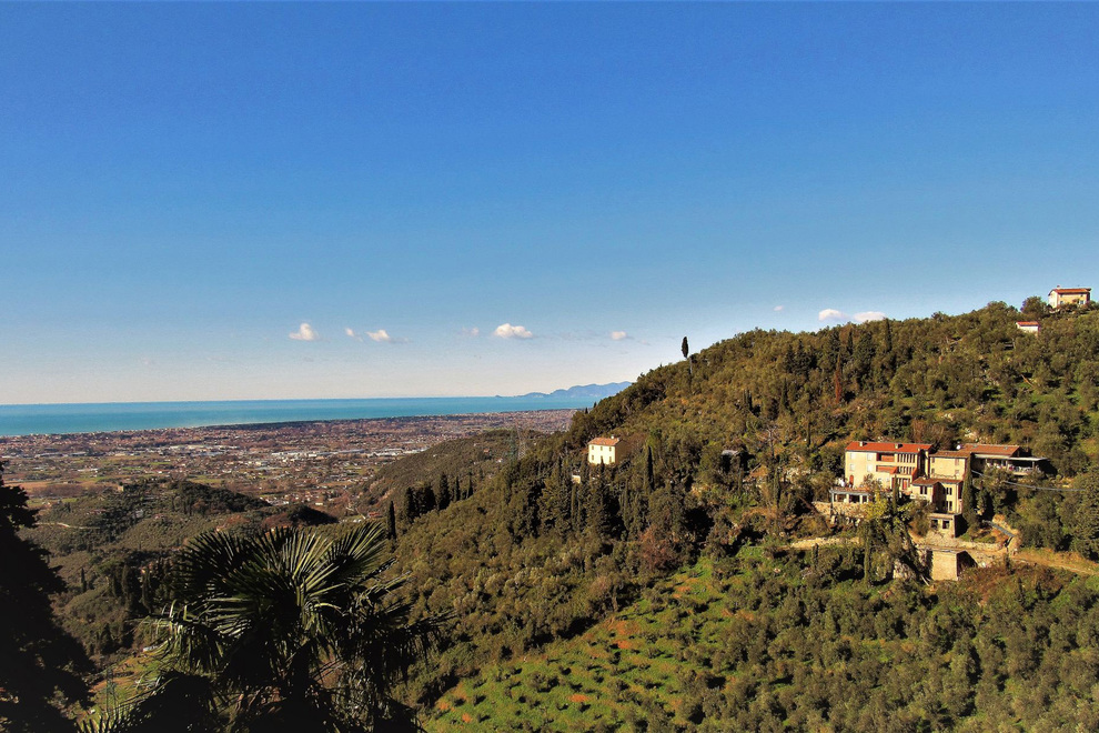 Ancient farmhouses and luxury villas in the quiet hills and near the coast in Camaiore