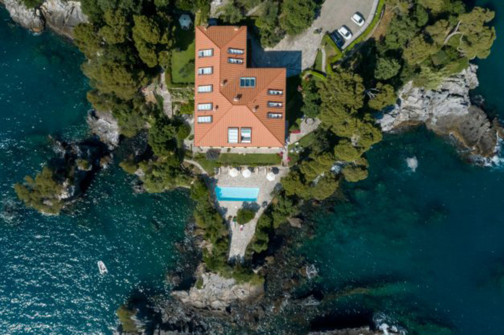 Where the Sun embraces the bay and the rays of the Moon kiss the sea, luxury apartments for sale in Lerici, Liguria
