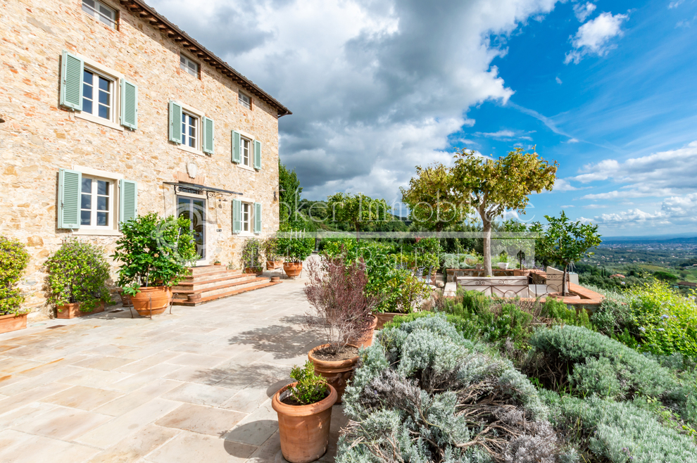 Irresistible Italy, why foreign stars buy properties in Tuscany