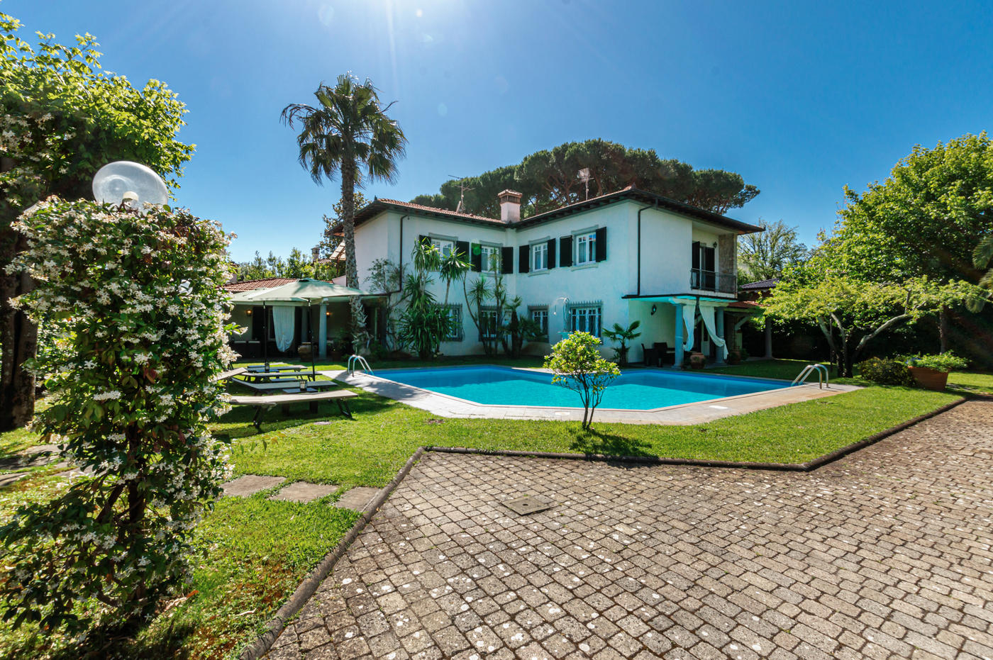 Exclusive villa with swimming pool for sale in Forte dei Marmi at 300 ...